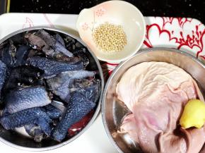 今天这道汤的食材，就这四样，简单吧。我一会会在汤底放2个螺肉提鲜。