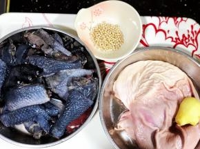 今天这道汤的食材，就这四样，简单吧。我一会会在汤底放2个螺肉提鲜。