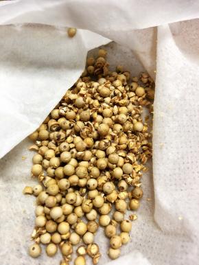 胡椒拍碎，这样更出味儿。