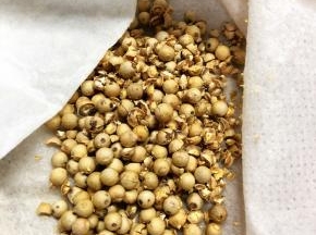 胡椒拍碎，这样更出味儿。