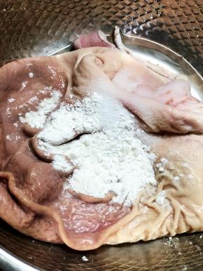 在猪肚上放入适量的盐，玉米淀粉，再次揉搓一下，清水冲洗干净。