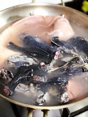 将乌鸡和猪肚焯一下，去除血水，一会的汤会更白。