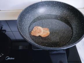 锅中加入清水，烧开，加入叉烧肉片，再次烧开。