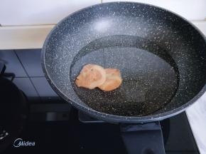 锅中加入清水，烧开，加入叉烧肉片，再次烧开。