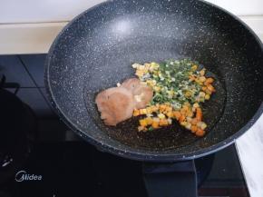 再加入玉米胡萝卜，葱花倒入锅中。