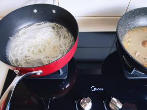 烧水煮拉面，水开后下拉面，大火煮面，约2-3分钟即可，捞出过个冷水。