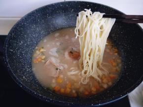 再加入豚骨汤底中。