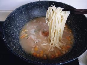 再加入豚骨汤底中。