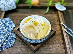把味付麻笋加入拉面碗中。