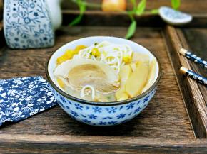 拉面劲道，汤底香浓。