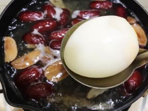 鸡蛋剥壳后，用刀在蛋身划几刀放入锅里