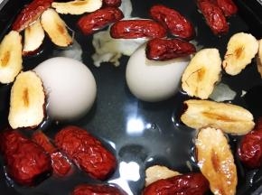 鸡蛋洗净后放入锅里，中小火煮12分钟