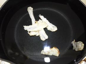 当归片冲洗一下后放入锅里加入清水