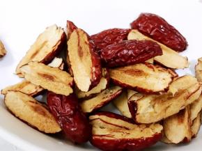 红枣洗净去核切块