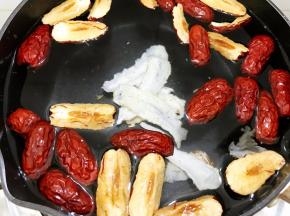 红枣也放入锅里泡30分钟