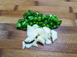 青椒大蒜如图切好