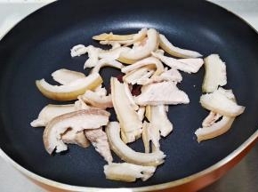 起锅放入肉片