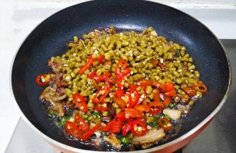 放入泡豇豆和泡椒翻炒两分钟