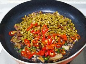 放入泡豇豆和泡椒翻炒两分钟