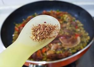 放少许花椒粉翻炒均匀