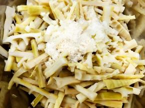 加入盐，糖，鸡粉调味