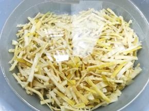 再次用清水泡发1个小时