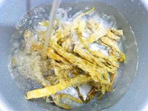 竹笋用清水泡发2个小时（我用的这种竹笋很容易泡发）