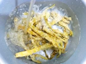 竹笋用清水泡发2个小时（我用的这种竹笋很容易泡发）