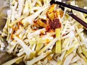 淋上1大勺辣椒油