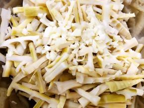 盆里放入竹笋和蒜末