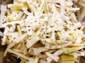 盆里放入竹笋和蒜末