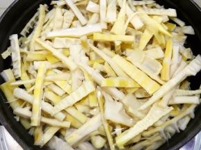 泡发好的竹笋放入锅里