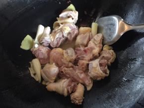 油烧热之后下鸡块翻炒至变色