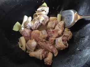 油烧热之后下鸡块翻炒至变色