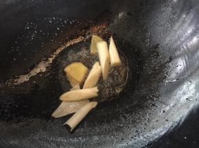 锅烧热，冷油下姜片和花椒、大葱炒香