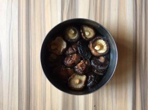 香菇要提前泡发好。（清洗一遍再泡，泡香菇的水留用）