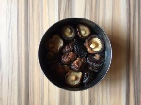 香菇要提前泡发好。（清洗一遍再泡，泡香菇的水留用）