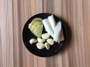 大葱切段，生姜切片，蒜瓣剥好