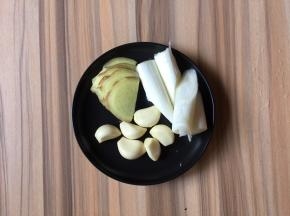 大葱切段，生姜切片，蒜瓣剥好