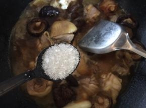 加入米酒、酱油、盐、糖调味，盖上锅盖