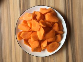 胡萝卜去皮切滚刀块