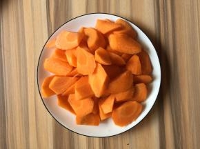 胡萝卜去皮切滚刀块