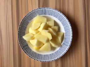 土豆去皮洗净切成滚刀块