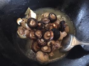 然后倒入香菇和泡香菇的水