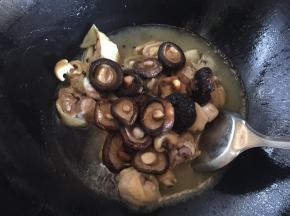 然后倒入香菇和泡香菇的水