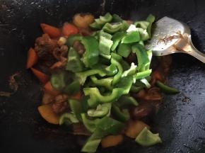 然后倒入青椒，翻炒均匀至变即可出锅。