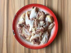 将鸡腿剁大块