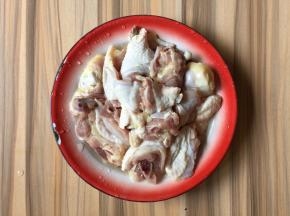 将鸡腿剁大块