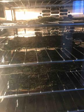 做好的海苔片放在烤架上，送入预热好的烤箱中，上下火100℃，20分钟即可。根据自己的烤箱脾气有所调节温度和时间哦！