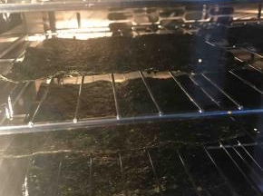 做好的海苔片放在烤架上，送入预热好的烤箱中，上下火100℃，20分钟即可。根据自己的烤箱脾气有所调节温度和时间哦！